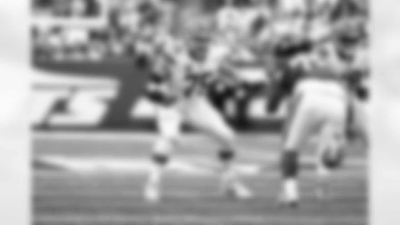 Offensive guard Joel Bitonio (75) during a NFL football game between the Cleveland Browns and New York Jets on November 9, 2025 at MetLife Stadium.