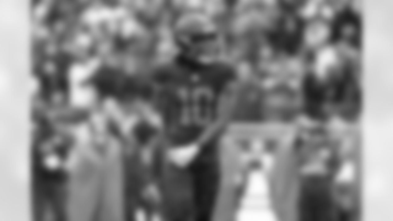 Running back Quinshon Judkins (10) during a NFL football game between the Tennessee Titans and Cleveland Browns on December 7, 2025 at Huntington Bank Field. The Browns lost 29-31.