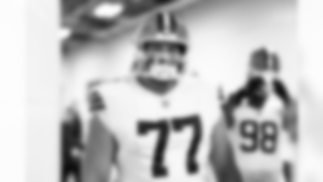 Offensive guard Wyatt Teller (77) before a NFL football game between the Cleveland Browns and Pittsburgh Steelers on October 12, 2025 at Acrisure Stadium.