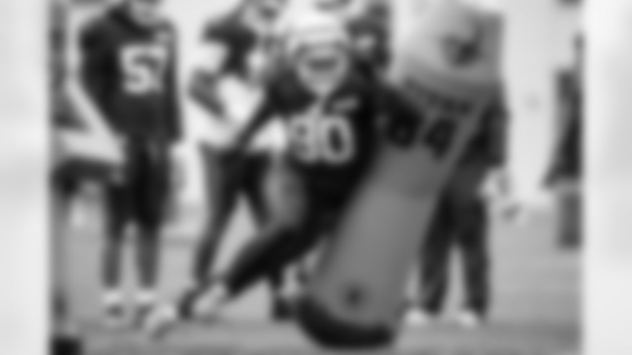 Defensive end Joe Tryon-Shoyinka (90) during practice at CrossCountry Mortgage Campus on October 22, 2025.
