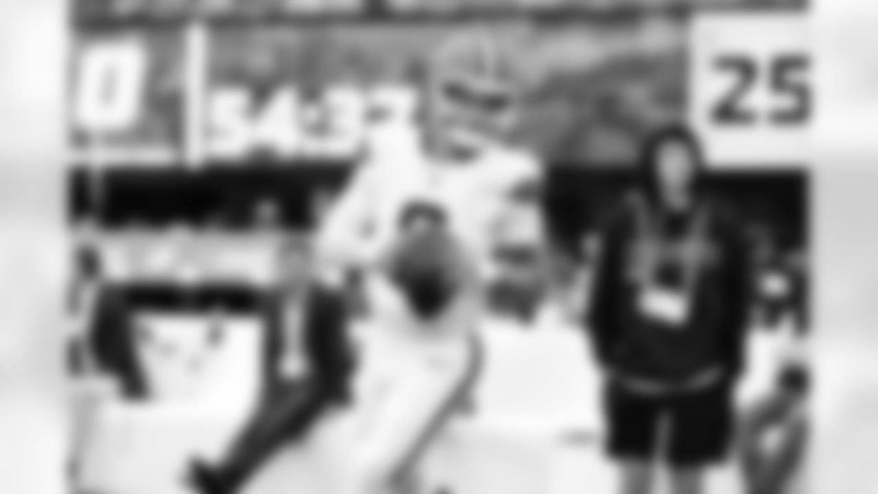 Quarterback Dillon Gabriel (8) before a NFL football game between the Cleveland Browns and New York Jets on November 9, 2025 at MetLife Stadium.