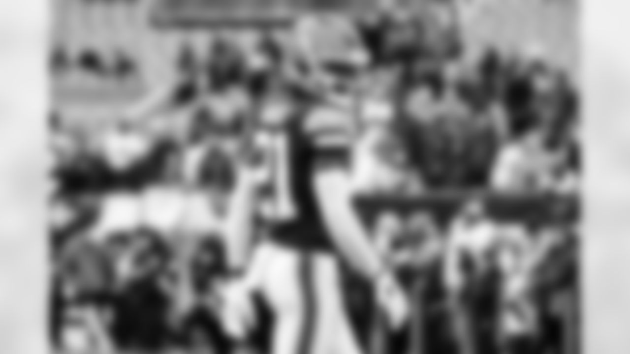 Cornerback Denzel Ward (21) before a NFL football game between the San Francisco 49ers and Cleveland Browns on November 30, 2025 at Huntington Bank Field.