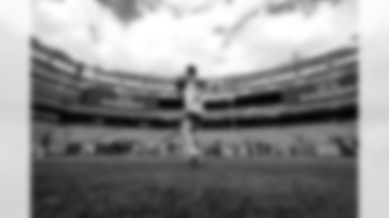 Quarterback Dillon Gabriel (8) before a NFL football game between the Cleveland Browns and New York Jets on November 9, 2025 at MetLife Stadium.