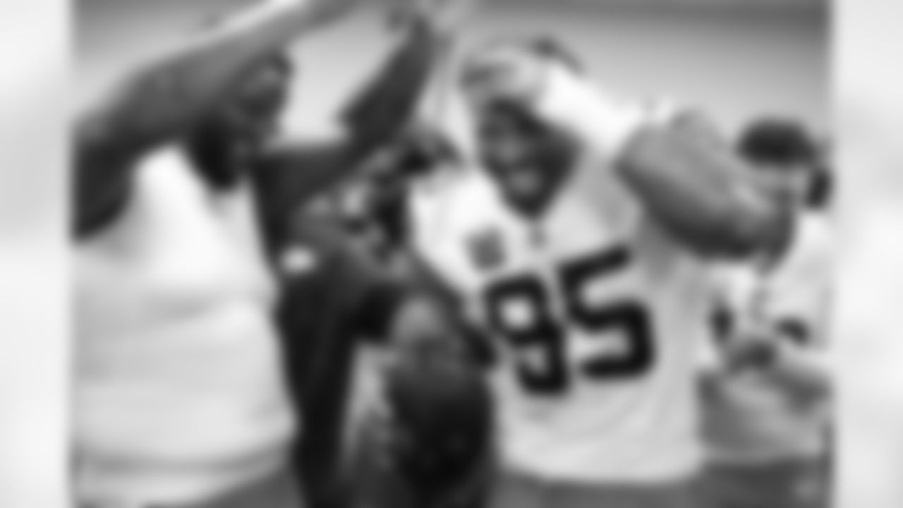 The Browns celebrate after a NFL football game between the Cleveland Browns and Cincinnati Bengals on January 4, 2026 at Paycor Stadium.