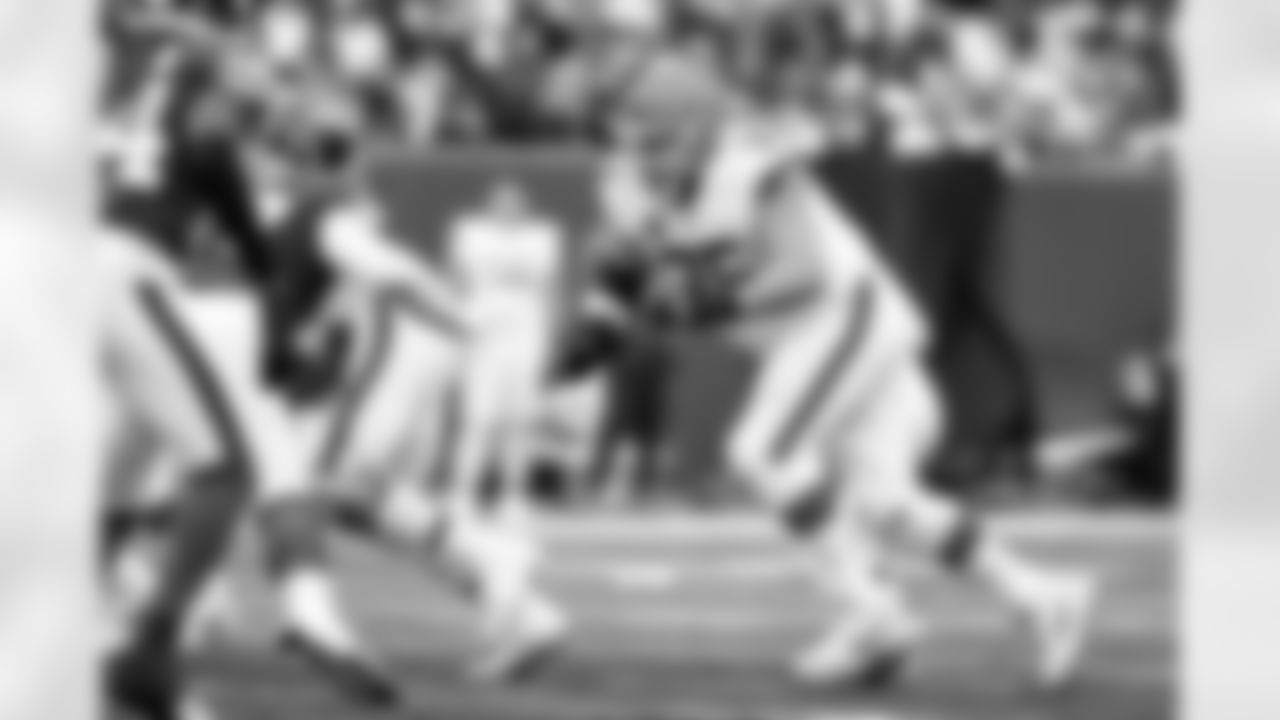 Offensive guard Joel Bitonio (75) during a NFL football game between the Cleveland Browns and New York Jets on November 9, 2025 at MetLife Stadium.