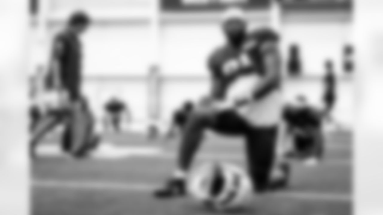 Defensive end Alex Wright (91)