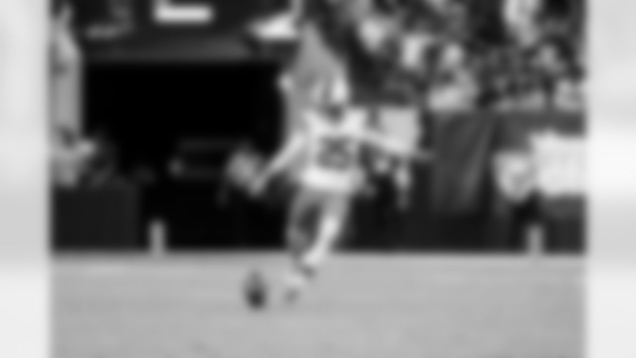 Kicker Andre Szmyt (25) during a NFL football game between the Cleveland Browns and Las Vegas Raiders on November 23, 2025 at Allegiant Stadium. The Browns won 24-10.