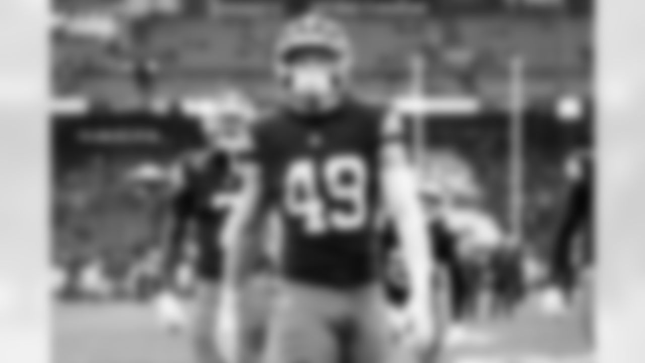 Linebacker Carson Schwesinger (49) before a NFL football game between the Pittsburgh Steelers and Cleveland Browns on December 28, 2025 at Huntington Bank Field. The Browns won 13-6.