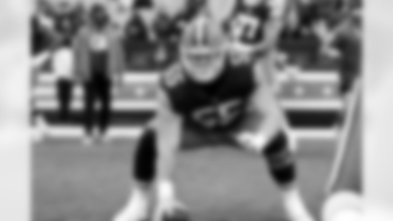 Center Ethan Pocic (55) before a NFL football game between the Baltimore Ravens and Cleveland Browns on November 16, 2025 at Huntington Bank Field.