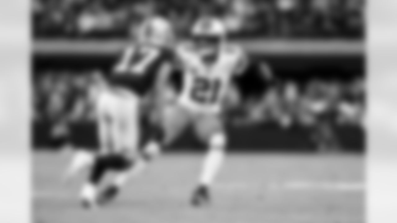 Cornerback Denzel Ward (21) during a NFL football game between the Cleveland Browns and Las Vegas Raiders on November 23, 2025 at Allegiant Stadium.