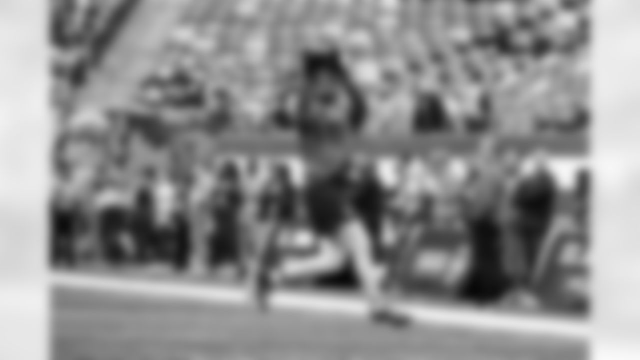 Tight end Harold Fannin Jr. (44) before a NFL football game between the Cleveland Browns and New York Jets on November 9, 2025 at MetLife Stadium.