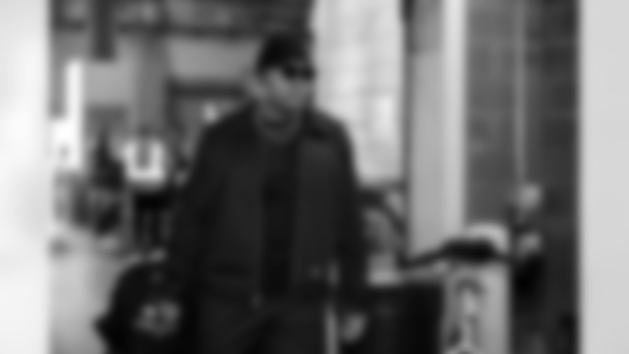 Defensive lineman Adin Huntington (98) before a NFL football game between the Cleveland Browns and New York Jets on November 9, 2025 at MetLife Stadium.