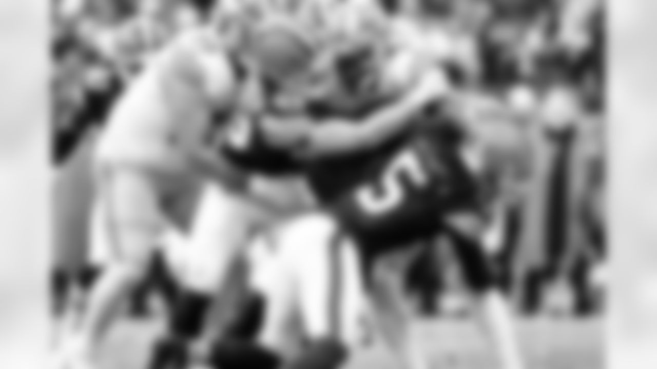 Linebacker Carson Schwesinger (49) and Safety Rayshawn Jenkins (5) during a NFL football game between the San Francisco 49ers and Cleveland Browns on November 30, 2025 at Huntington Bank Field.