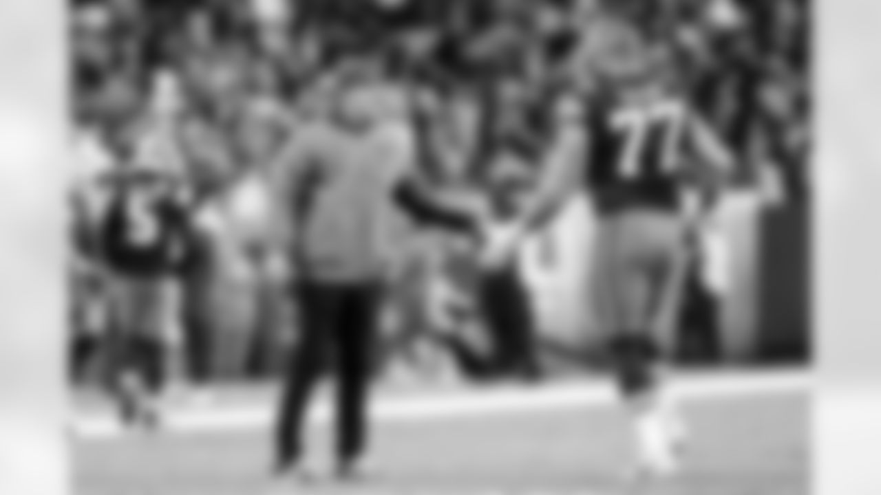 Head Coach Kevin Stefanski and Offensive guard Wyatt Teller (77) during a NFL football game between the Baltimore Ravens and Cleveland Browns on November 16, 2025 at Huntington Bank Field.