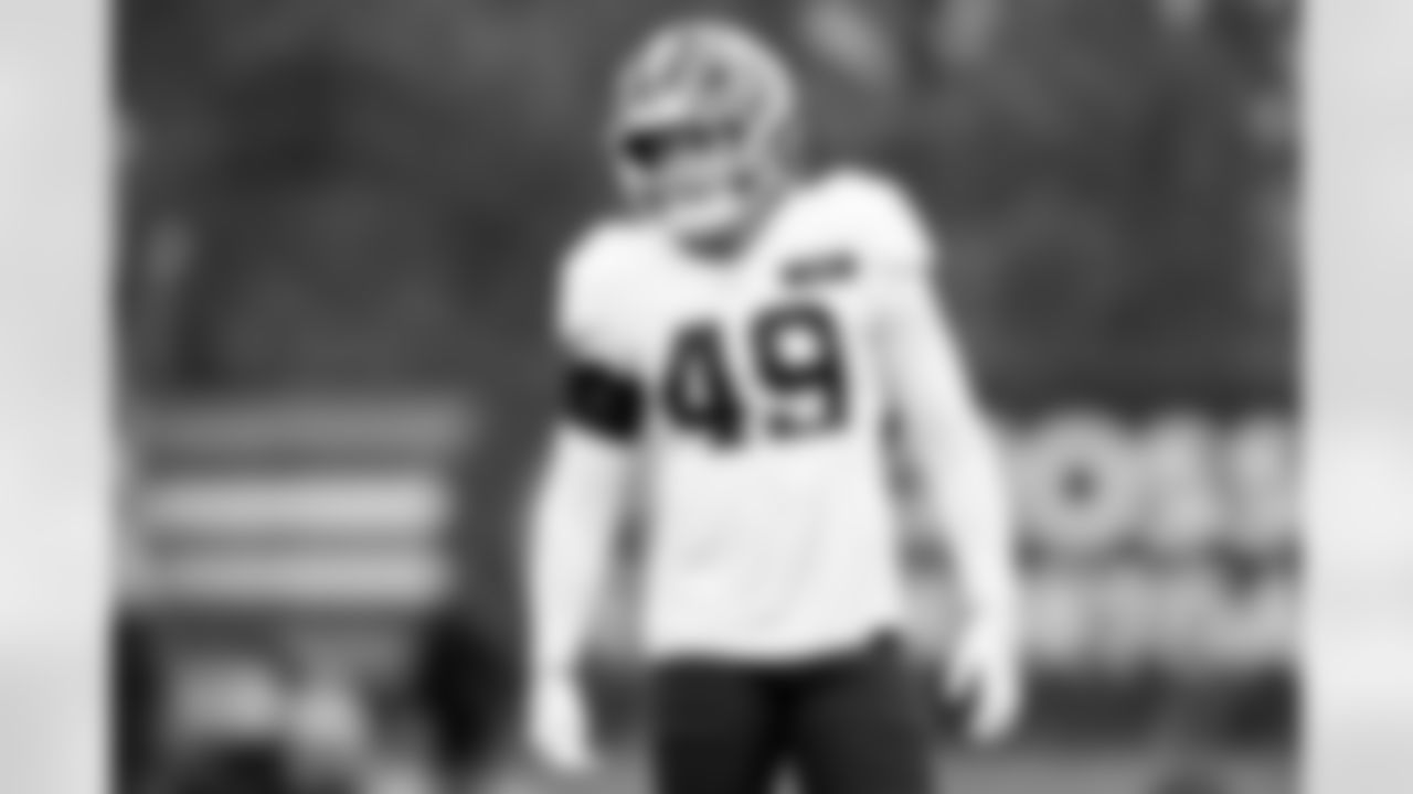 Linebacker Carson Schwesinger (49) during practice at CrossCountry Mortgage Campus on November 12, 2025.