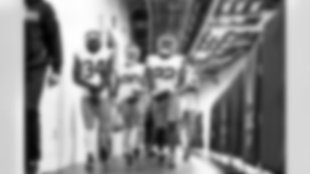 Running back Jerome Ford (34), Wide receiver Jamari Thrash (80), and Running back Dylan Sampson (22) before a NFL football game between the Cleveland Browns and Pittsburgh Steelers on October 12, 2025 at Acrisure Stadium.