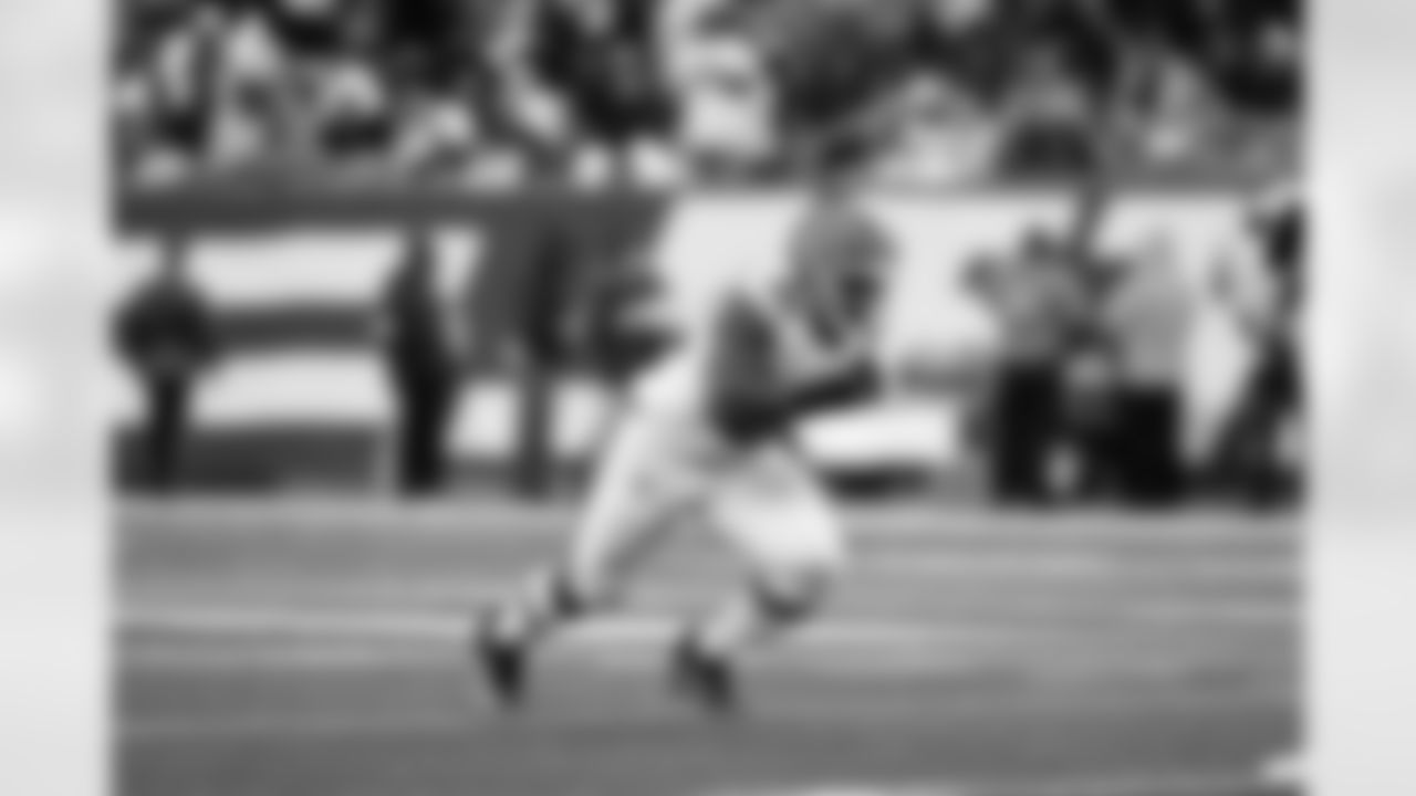 Defensive lineman Adin Huntington (98) during a NFL football game between the Cleveland Browns and New York Jets on November 9, 2025 at MetLife Stadium.