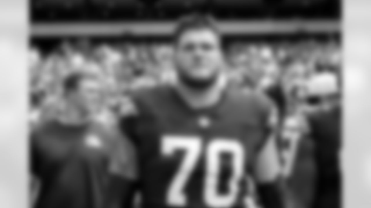 Offensive guard Zak Zinter (70) before a preseason NFL football game between the Cleveland Browns and Philadelphia Eagles on August 16, 2025 at Lincoln Financial Field.