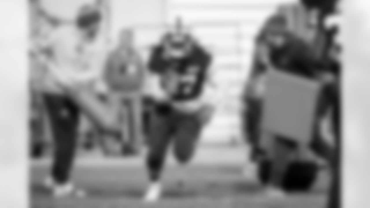Running back D'Onta Foreman (27) during practice at CrossCountry Mortgage Campus on December 26, 2024.