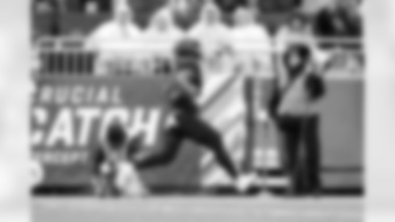 Running back Quinshon Judkins (10) during a NFL football game between the Miami Dolphins and Cleveland Browns on October 19, 2025 at Huntington Bank Field.