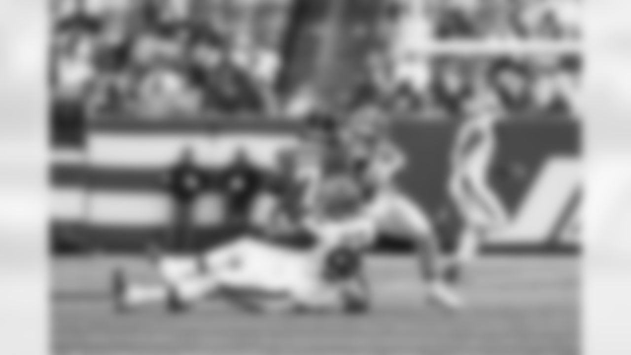 Defensive tackle Maliek Collins (96) and Linebacker Carson Schwesinger (49) during a NFL football game between the Cleveland Browns and New York Jets on November 9, 2025 at MetLife Stadium. The Browns lost 20-27.