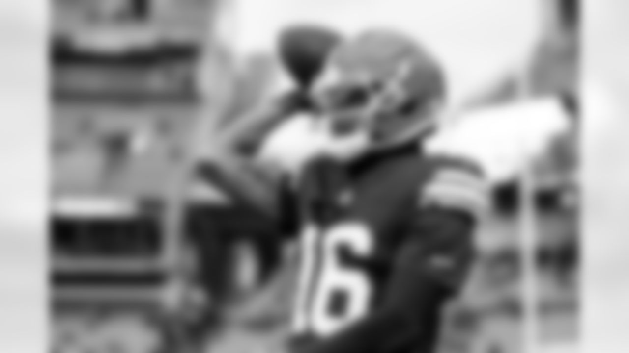 Wide receiver Isaiah Bond (16)