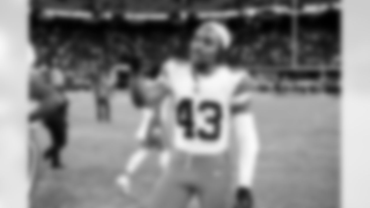 The Browns celebrate after a NFL football game between the Cleveland Browns and Las Vegas Raiders on November 23, 2025 at Allegiant Stadium.