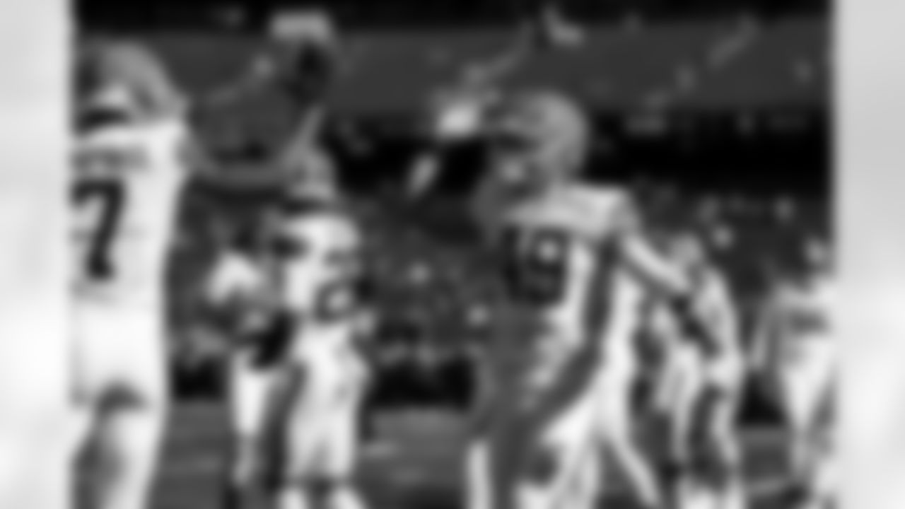 Cornerback Tyson Campbell (7) and Linebacker Carson Schwesinger (49) before a NFL football game between the Cleveland Browns and New England Patriots on October 26, 2025 at Gillette Stadium.