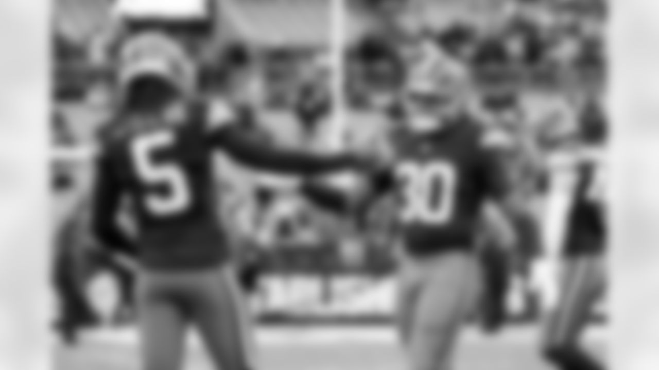 Linebacker Devin Bush (30) before a NFL football game between the Baltimore Ravens and Cleveland Browns on November 16, 2025 at Huntington Bank Field. The Browns lost 16-23.