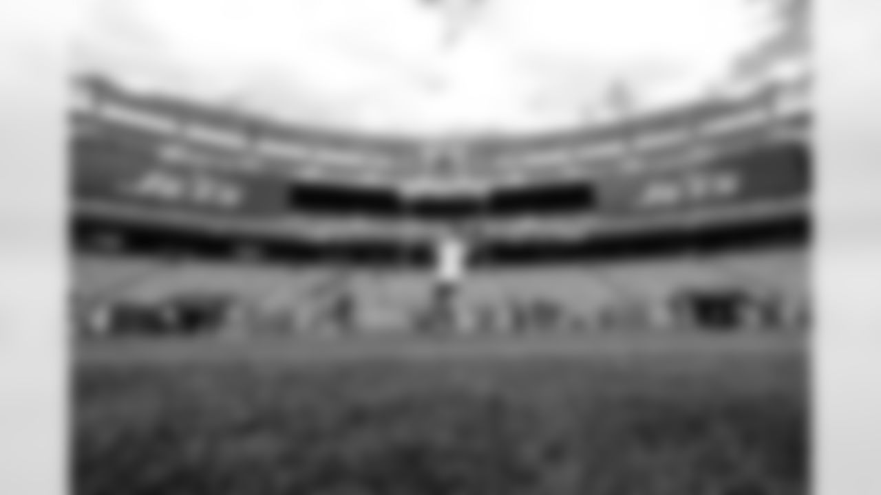 Quarterback Dillon Gabriel (8) before a NFL football game between the Cleveland Browns and New York Jets on November 9, 2025 at MetLife Stadium.