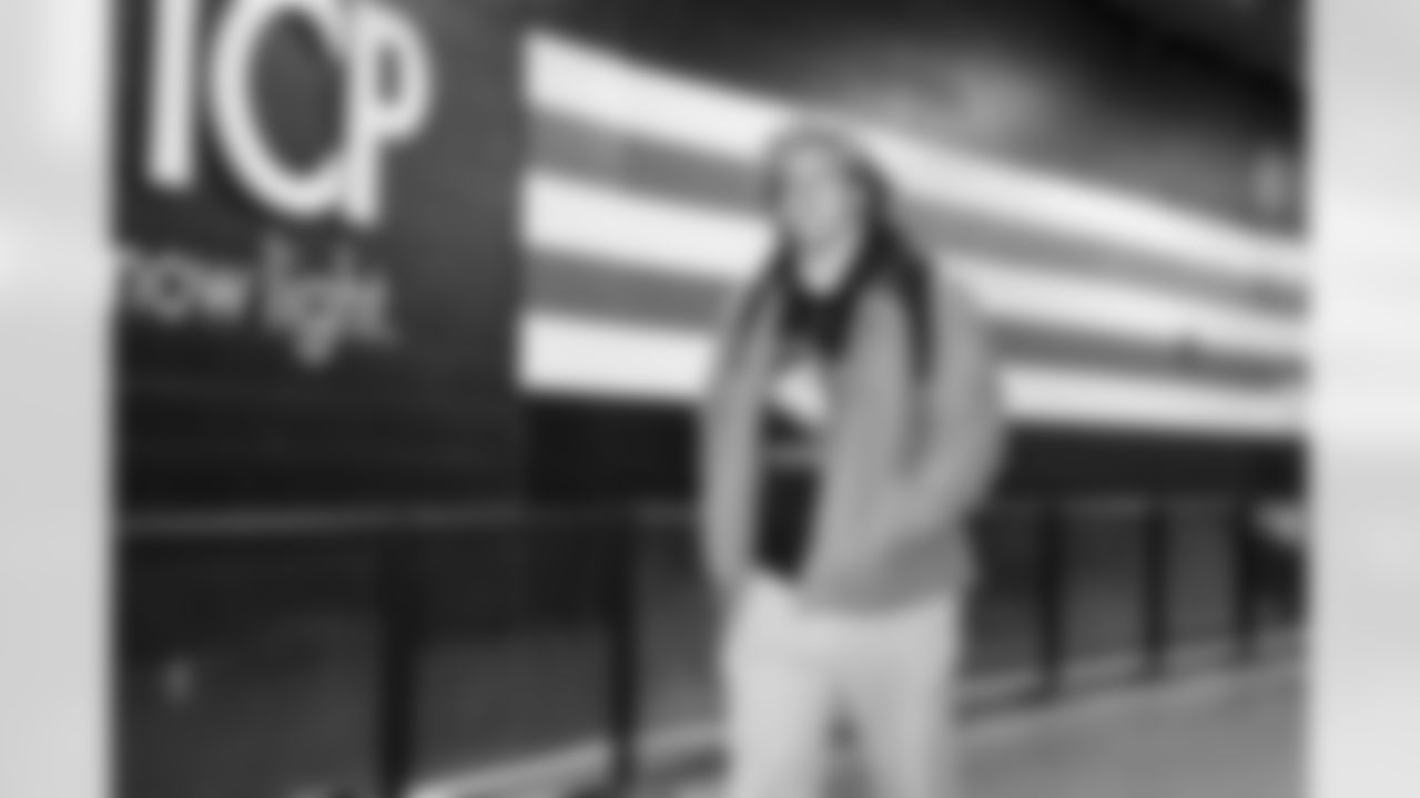 Linebacker Carson Schwesinger (49) before a NFL football game between the Tennessee Titans and Cleveland Browns on December 7, 2025 at Huntington Bank Field.