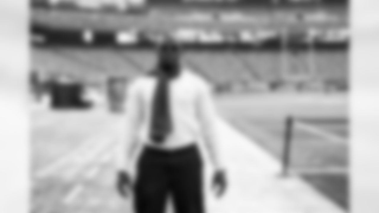 Tight end David Njoku (85) before a NFL football game between the Cleveland Browns and New York Jets on November 9, 2025 at MetLife Stadium.