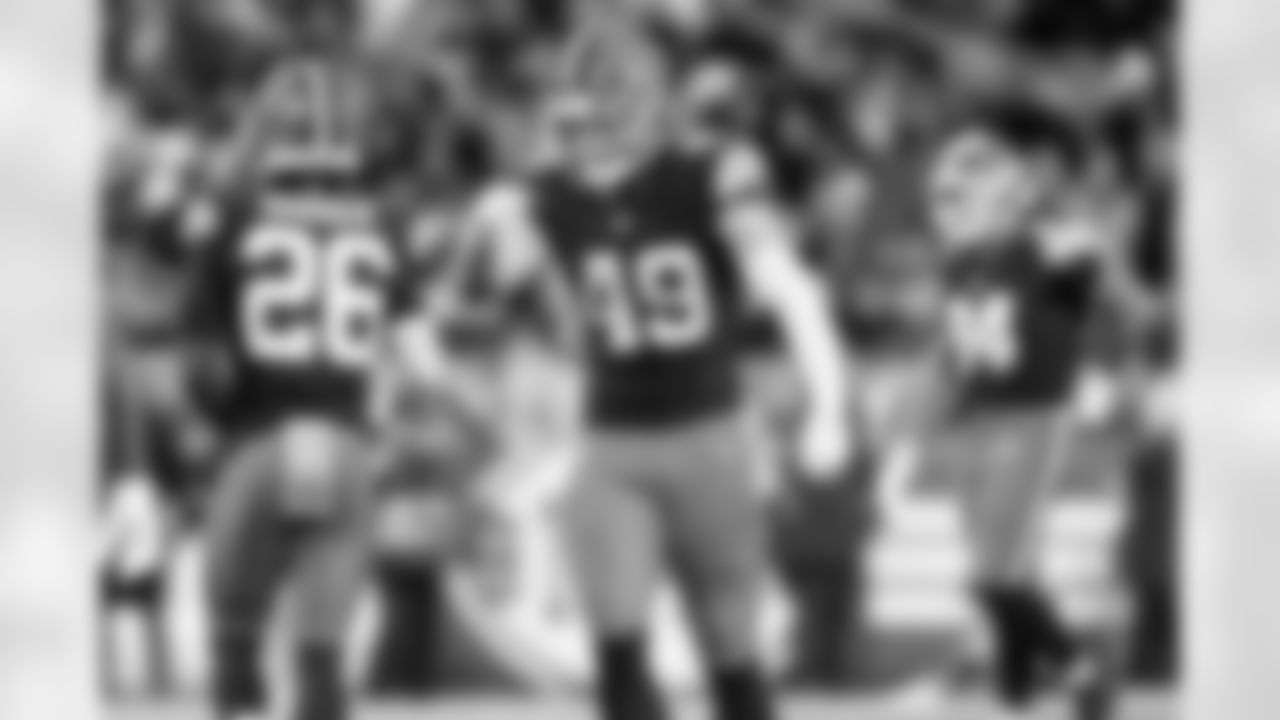 Linebacker Carson Schwesinger (49) during a NFL football game between the Baltimore Ravens and Cleveland Browns on November 16, 2025 at Huntington Bank Field. The Browns lost 16-23.l