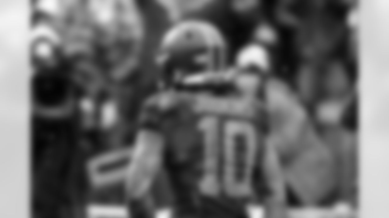 Running back Quinshon Judkins (10) during a NFL football game between the Tennessee Titans and Cleveland Browns on December 7, 2025 at Huntington Bank Field.