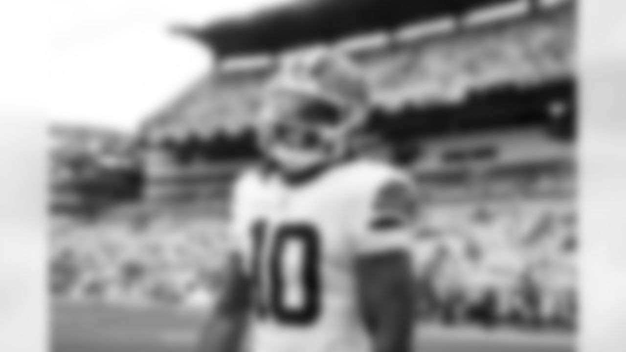 Running back Quinshon Judkins (10) before a NFL football game between the Cleveland Browns and Pittsburgh Steelers on October 12, 2025 at Acrisure Stadium. The Browns lost 9-23.