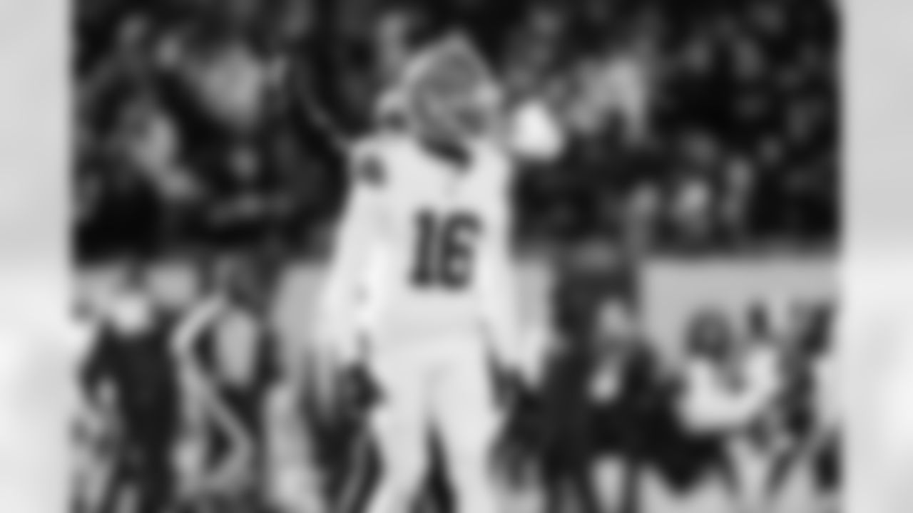 Wide receiver Isaiah Bond (16)