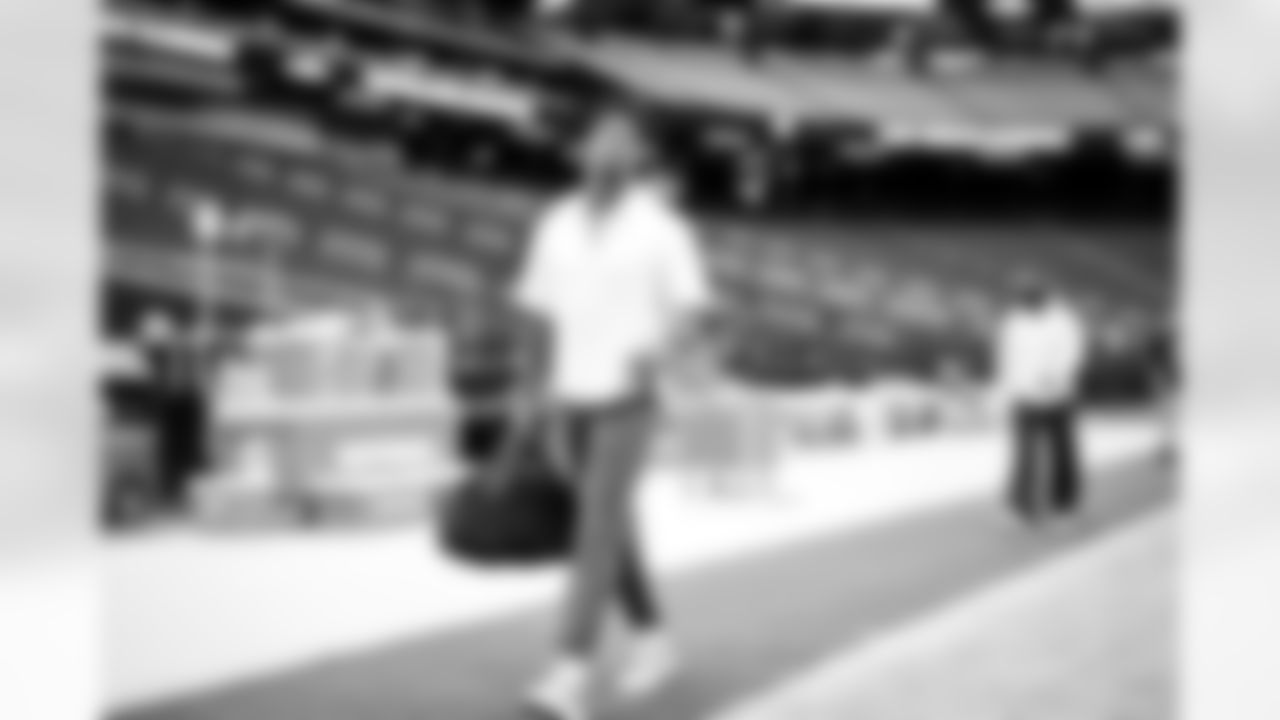 Quarterback Jameis Winston (5) before a NFL football game between the Cleveland Browns and Las Vegas Raiders on September 29, 2024 at Allegiant Stadium.