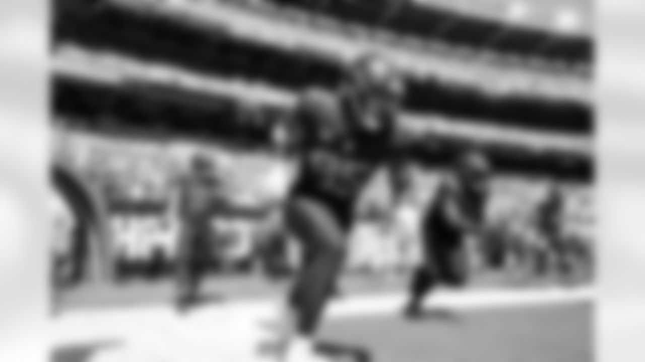 Defensive end Myles Garrett (95) before a NFL football game between the Green Bay Packers and Cleveland Browns on September 21, 2025 at Huntington Bank Field.