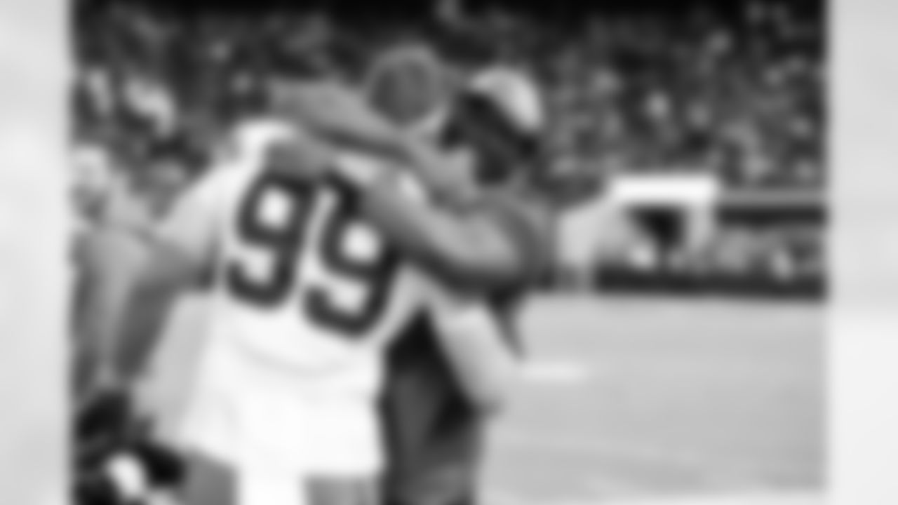 The Browns celebrate after a NFL football game between the Cleveland Browns and Las Vegas Raiders on November 23, 2025 at Allegiant Stadium.