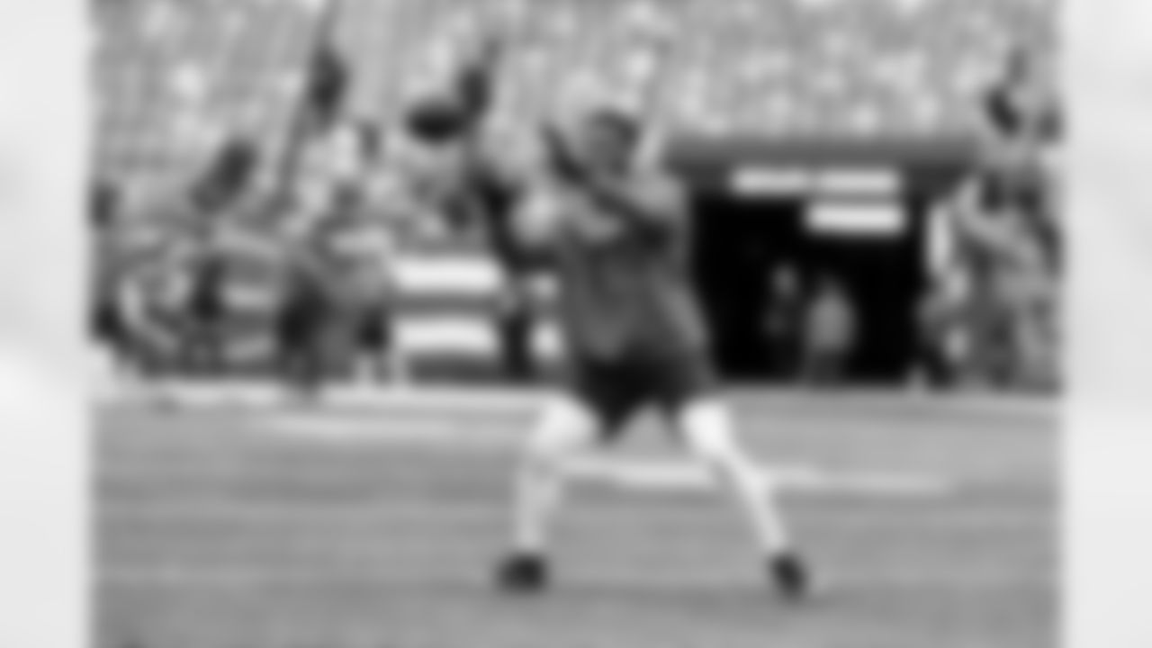 Running back Jerome Ford (34) before a NFL football game between the Cleveland Browns and New York Jets on November 9, 2025 at MetLife Stadium.