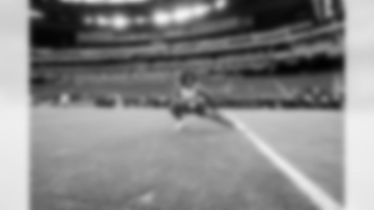 Running back Quinshon Judkins (10) before a NFL football game between the Cleveland Browns and Las Vegas Raiders on November 23, 2025 at Allegiant Stadium.