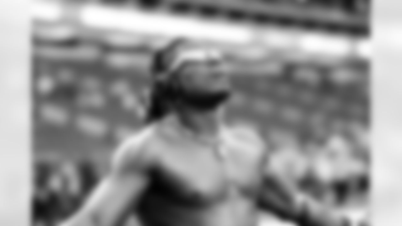 Tight end David Njoku (85) before a NFL football game between the Cleveland Browns and Las Vegas Raiders on November 23, 2025 at Allegiant Stadium.