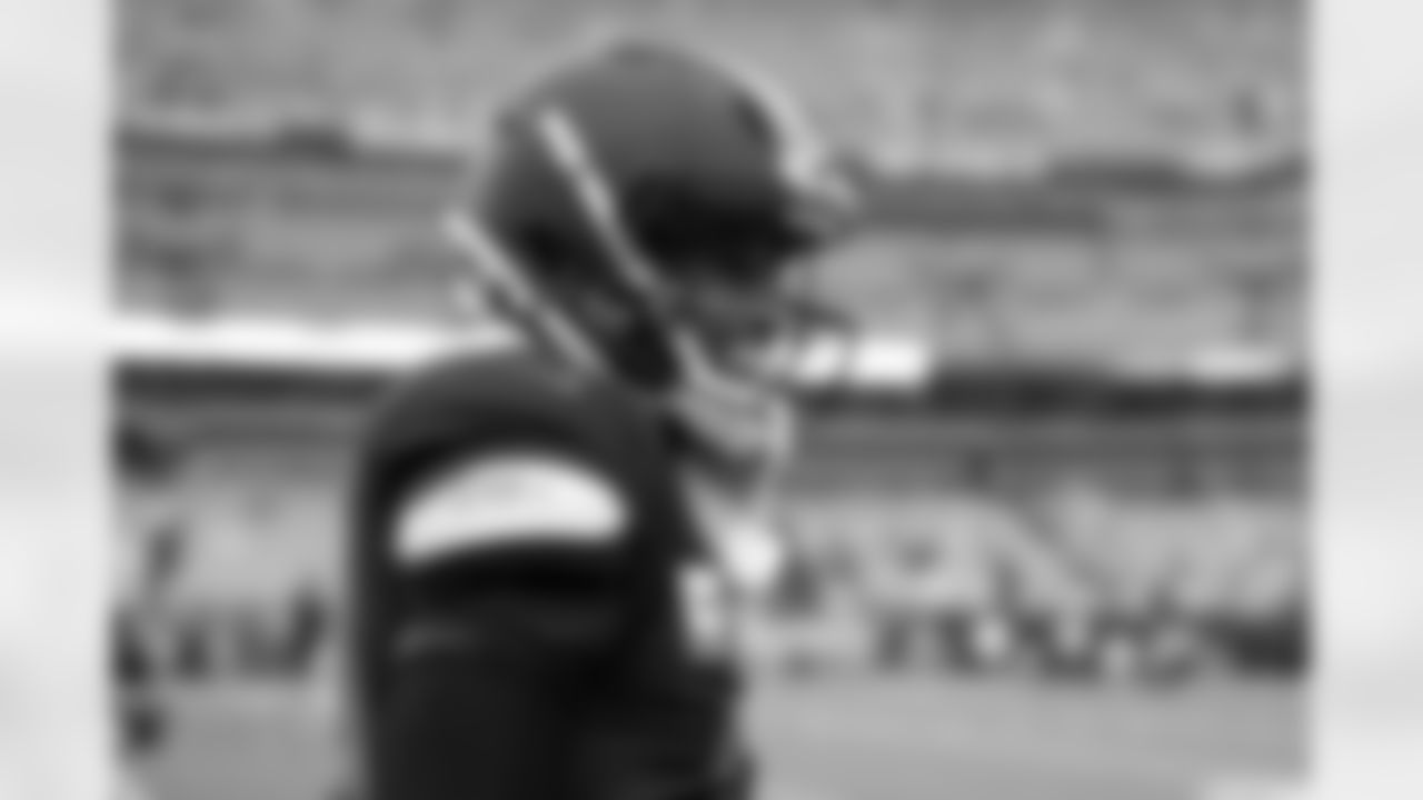 Cornerback Denzel Ward (21) before a NFL football game between the Miami Dolphins and Cleveland Browns on October 19, 2025 at Huntington Bank Field. The Browns won 31-6.