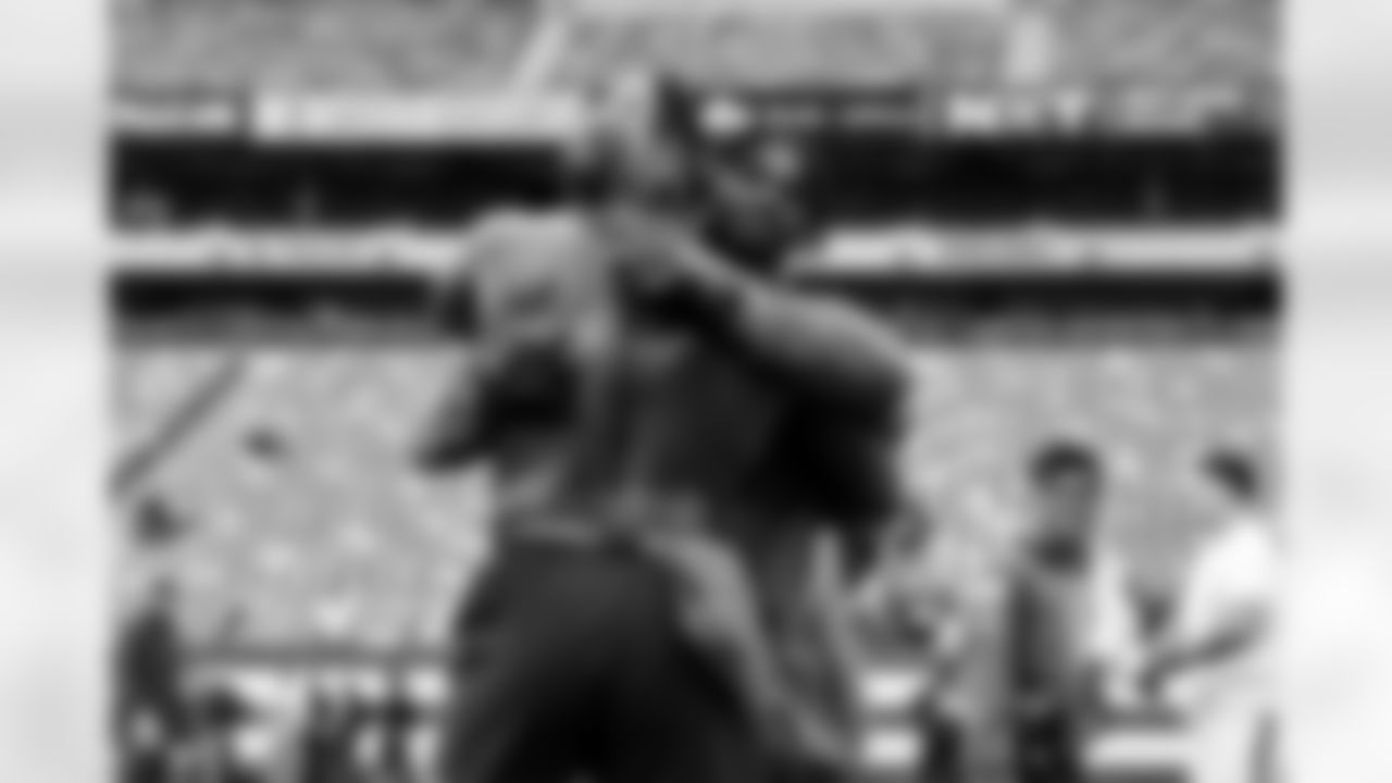 Tight end David Njoku (85) and Tight end Harold Fannin Jr. (44) before a NFL football game between the Cleveland Browns and New York Jets on November 9, 2025 at MetLife Stadium.