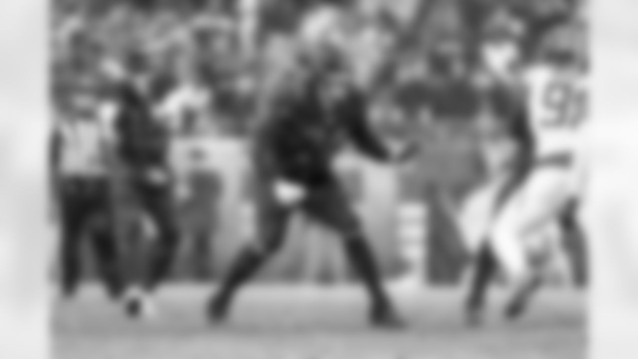 Offensive guard Teven Jenkins (74)