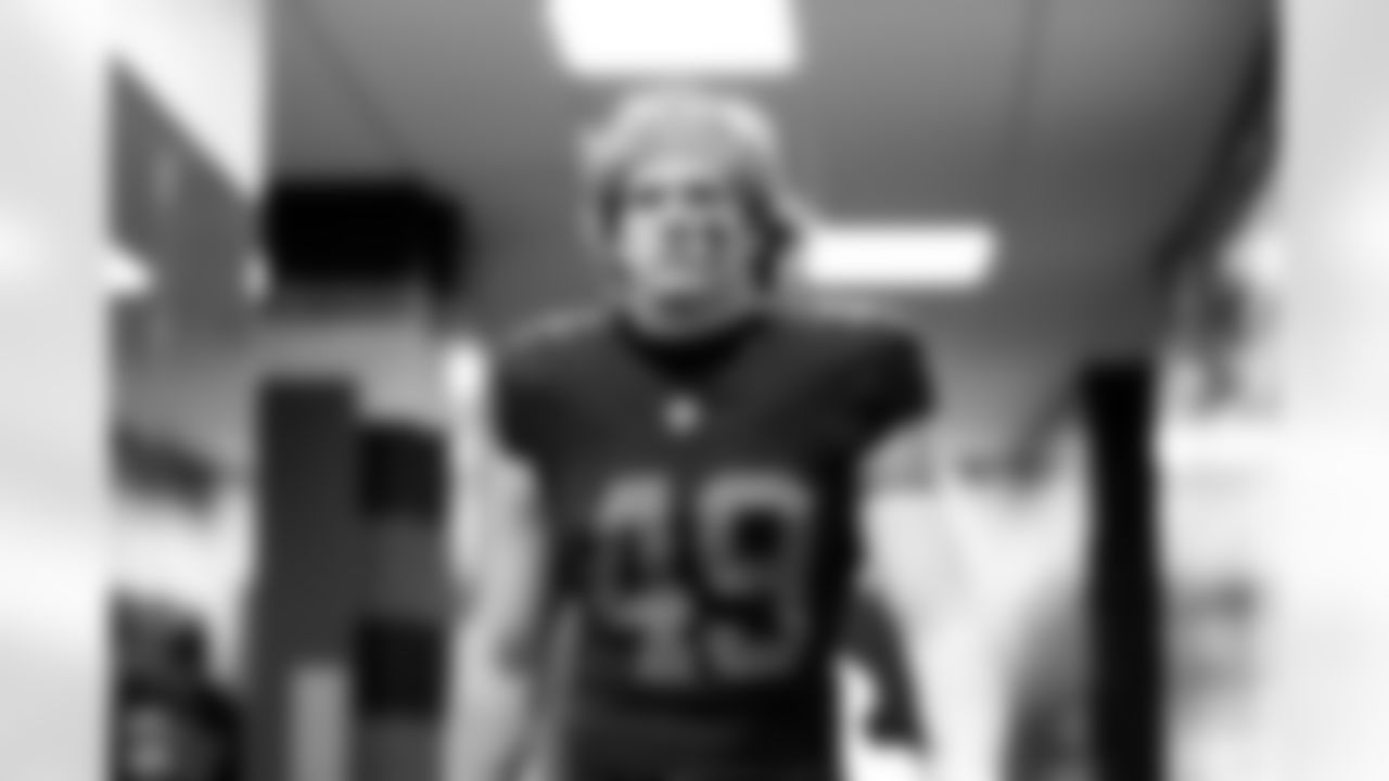 Linebacker Carson Schwesinger (49)