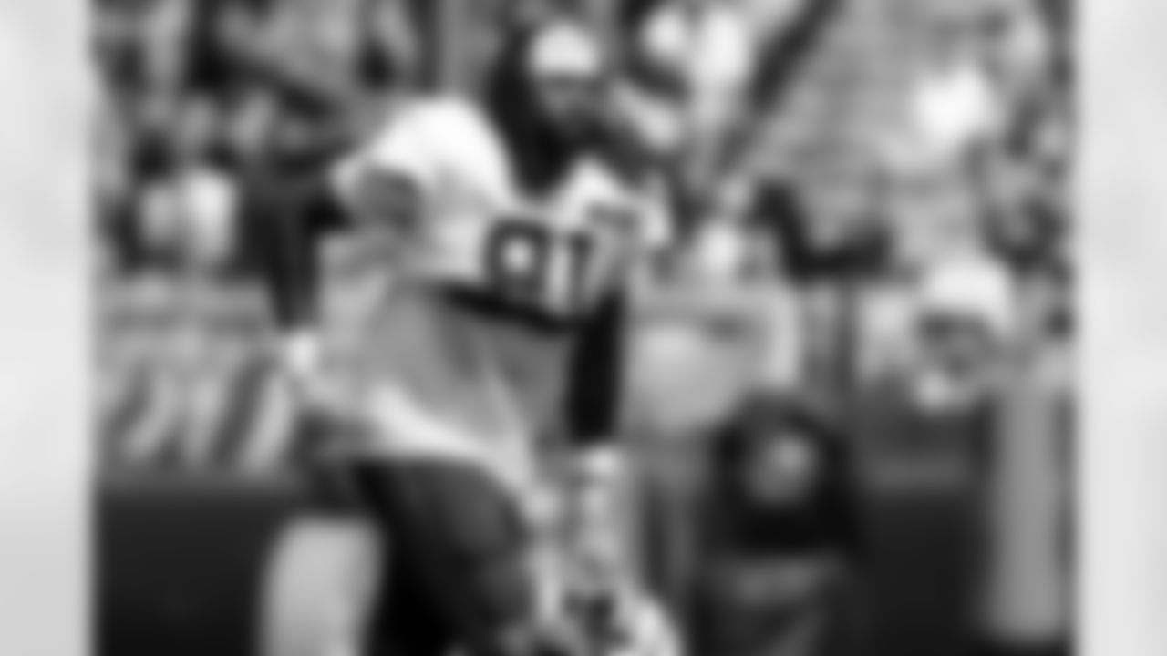 Defensive end Alex Wright (91)