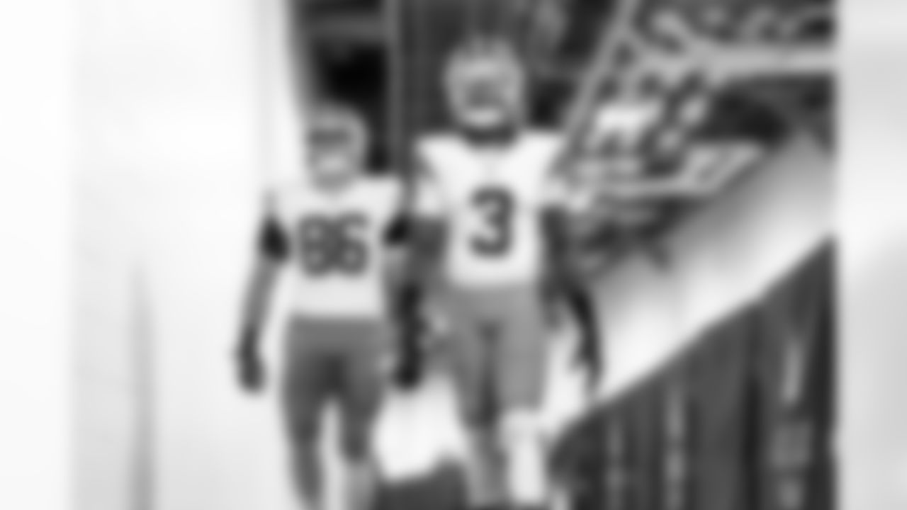 Tight end Blake Whiteheart (86) and Wide receiver Jerry Jeudy (3) before a NFL football game between the Cleveland Browns and Pittsburgh Steelers on October 12, 2025 at Acrisure Stadium.