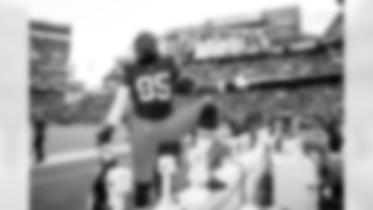 Tight end David Njoku (85)