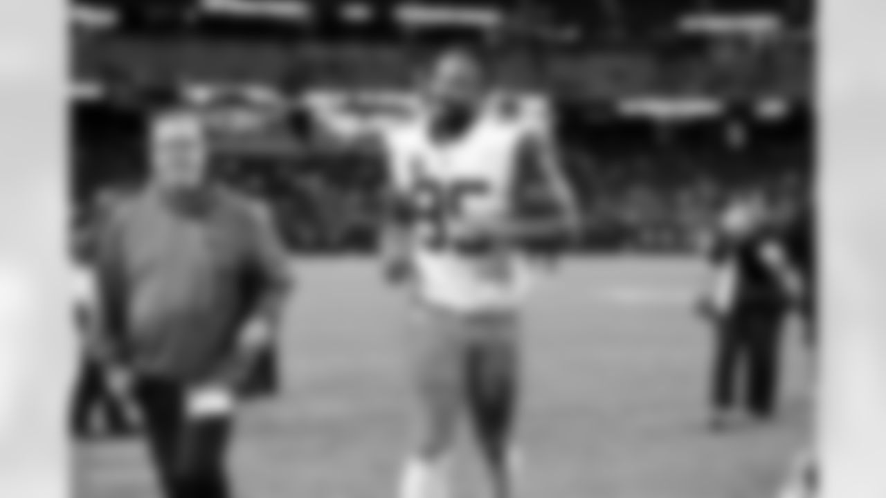 The Browns celebrate after a NFL football game between the Cleveland Browns and Las Vegas Raiders on November 23, 2025 at Allegiant Stadium.